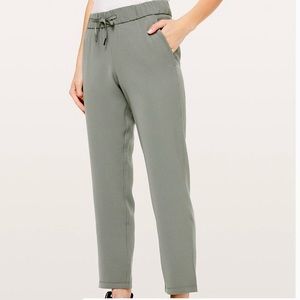 NWT! On the Fly Crop 23” Woven Lululemon Size 10